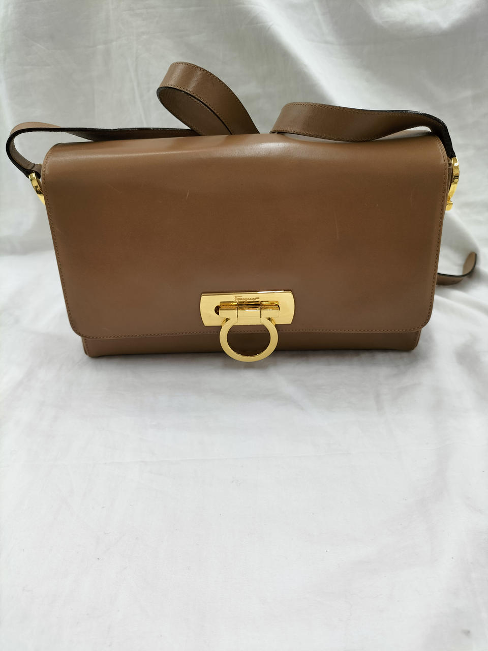 一部ひっかきキズあり。