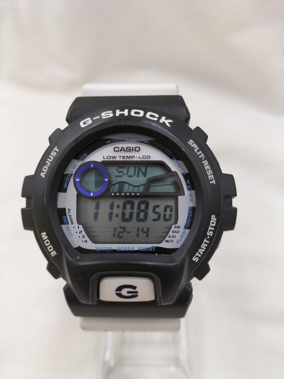 ベルト変色あり。かっこいい白黒カラー