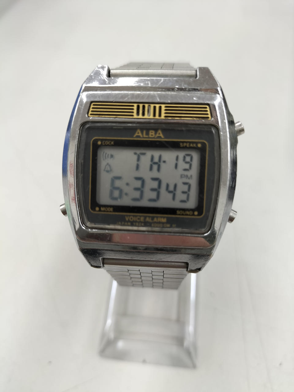 右のボタンを押すと時刻教えてくれます!