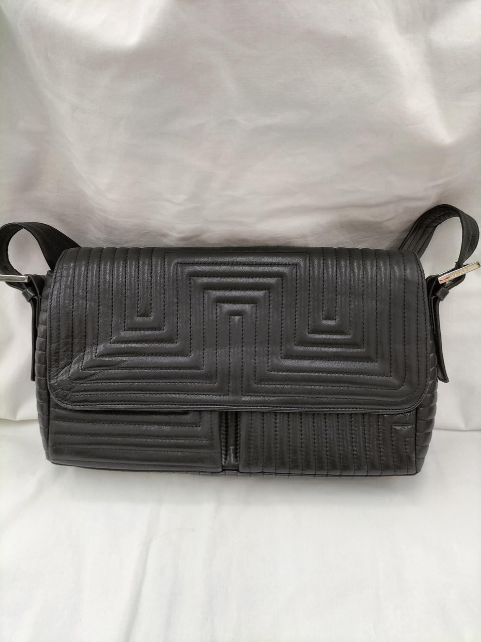 なめらかなレザー製