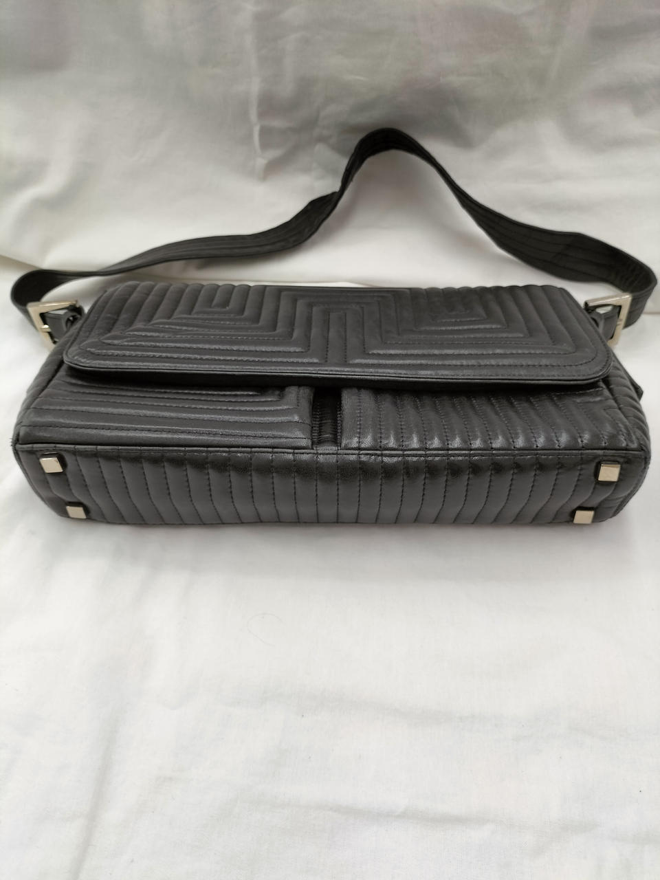 上部フラップはマグネットで固定されます。