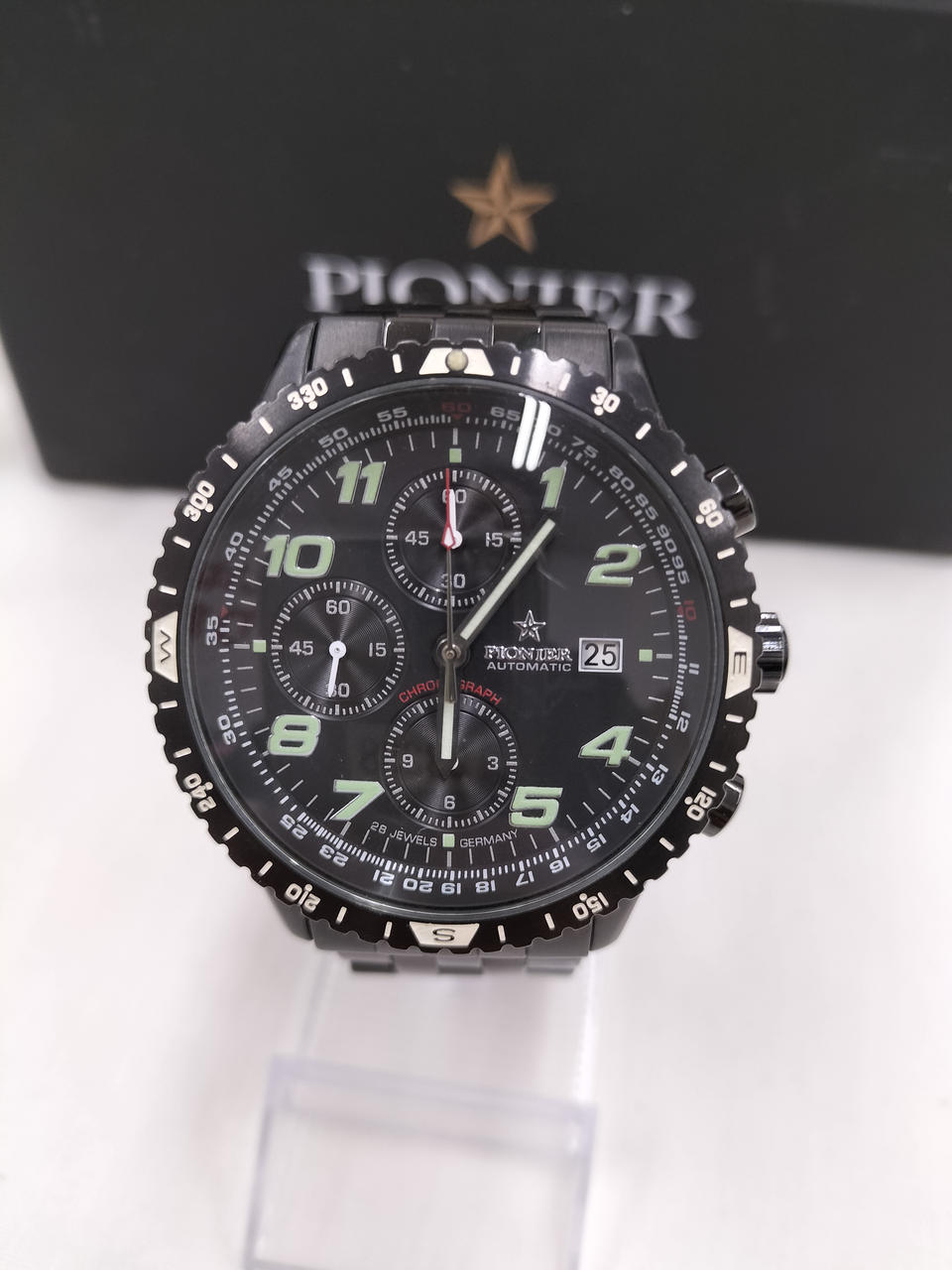 ずっしりとしたデザインのオートマチック。