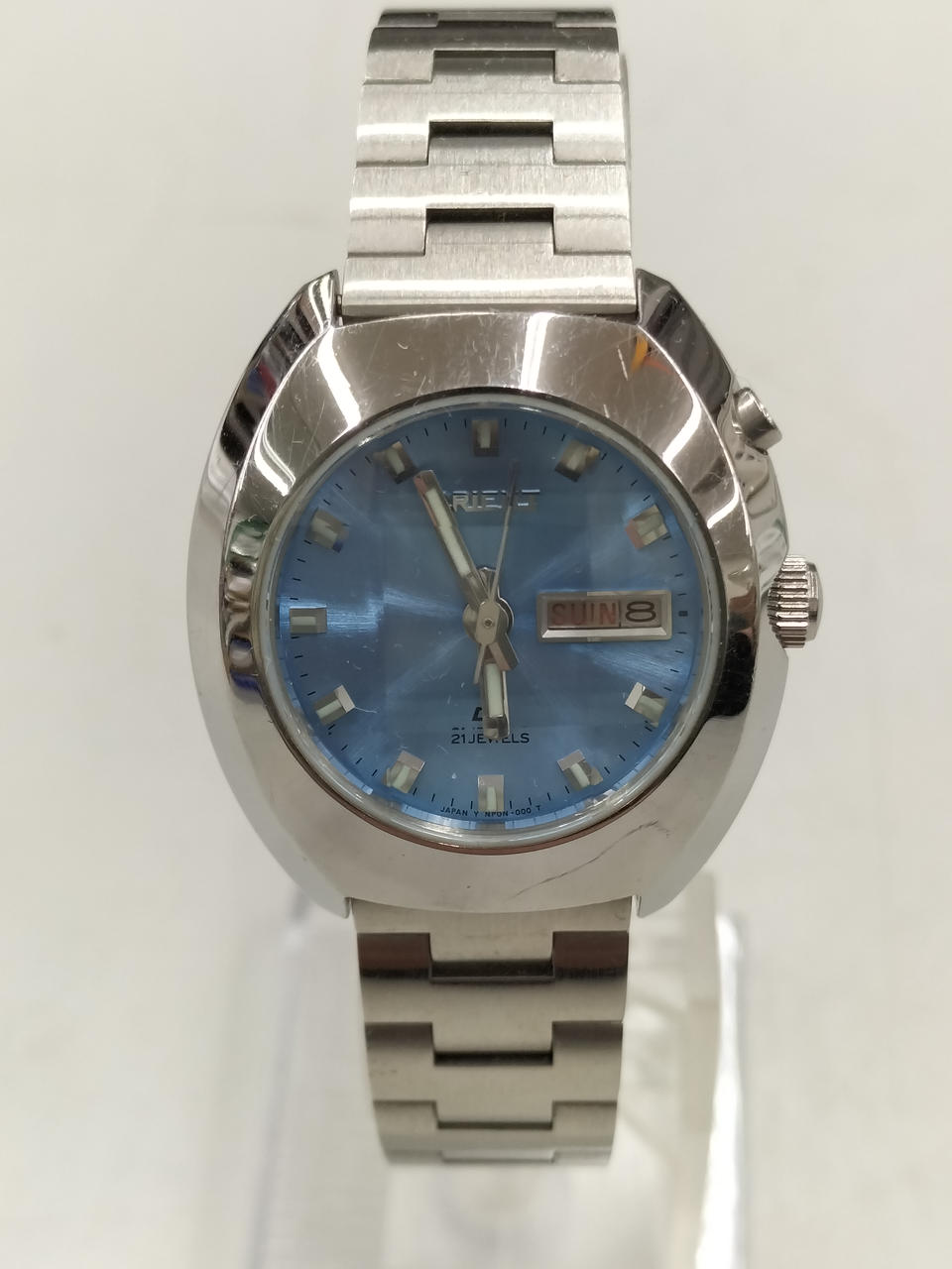 ベゼル右下にキズあります。レトロな手巻き