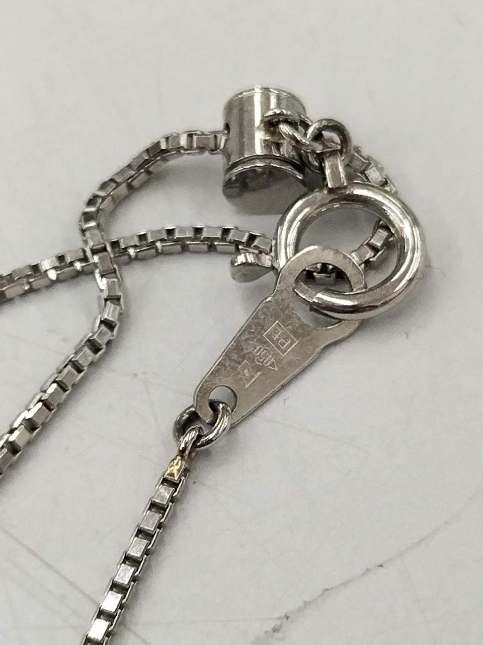 便利なアジャスター付き。