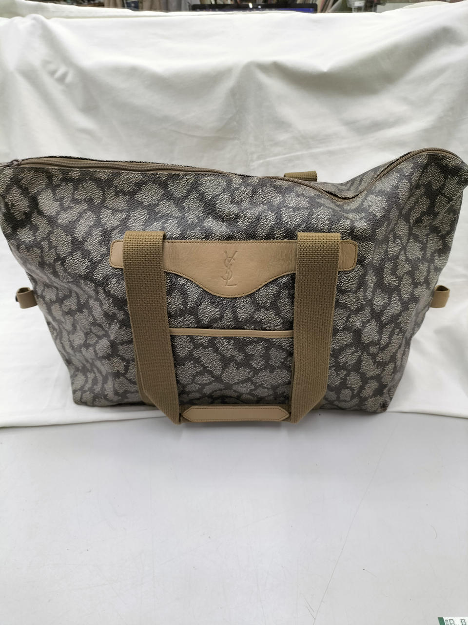 セカンドバッグに収納可能。毛玉あり