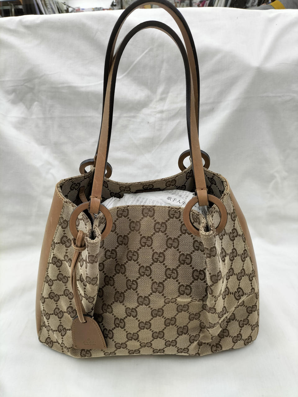 少しシミの箇所、スリキズあります。