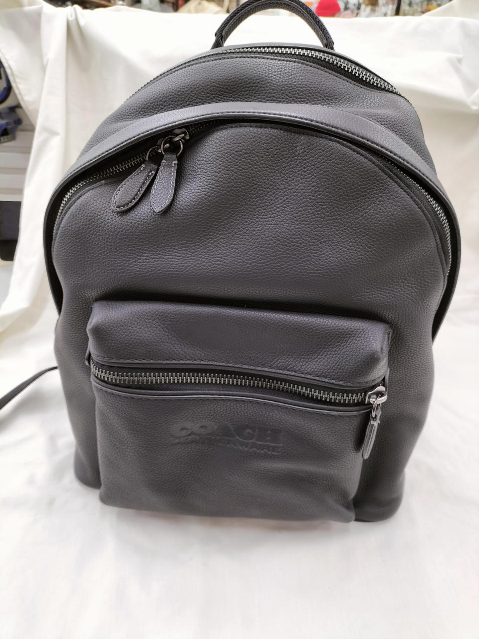 レザー素材のしっかりとした作りです。