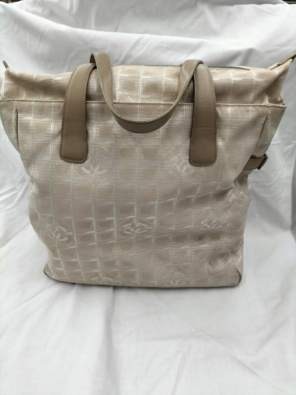 角スレ、内側に大きなシミあります。