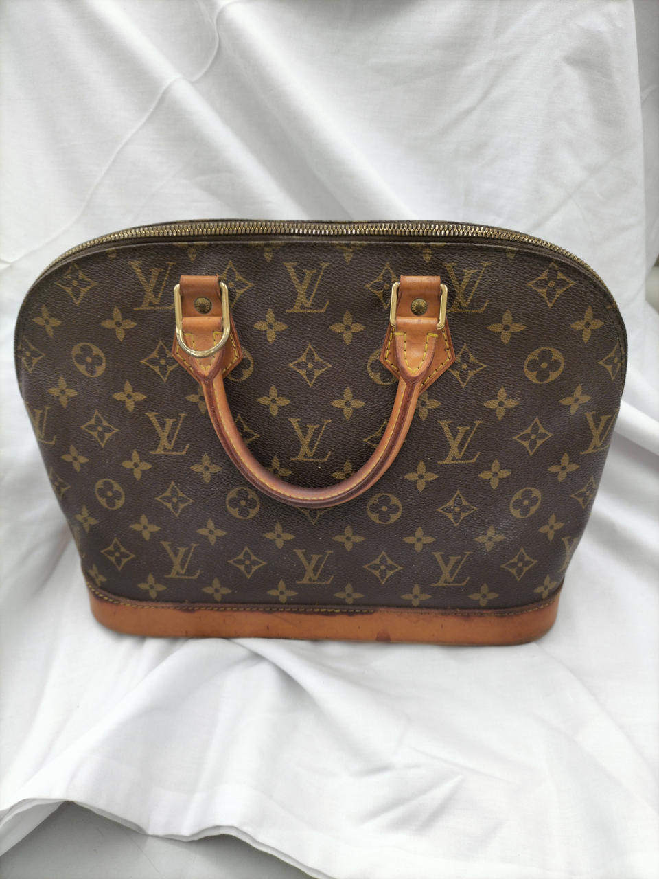 ヌメ革部分、シミ多数あります。