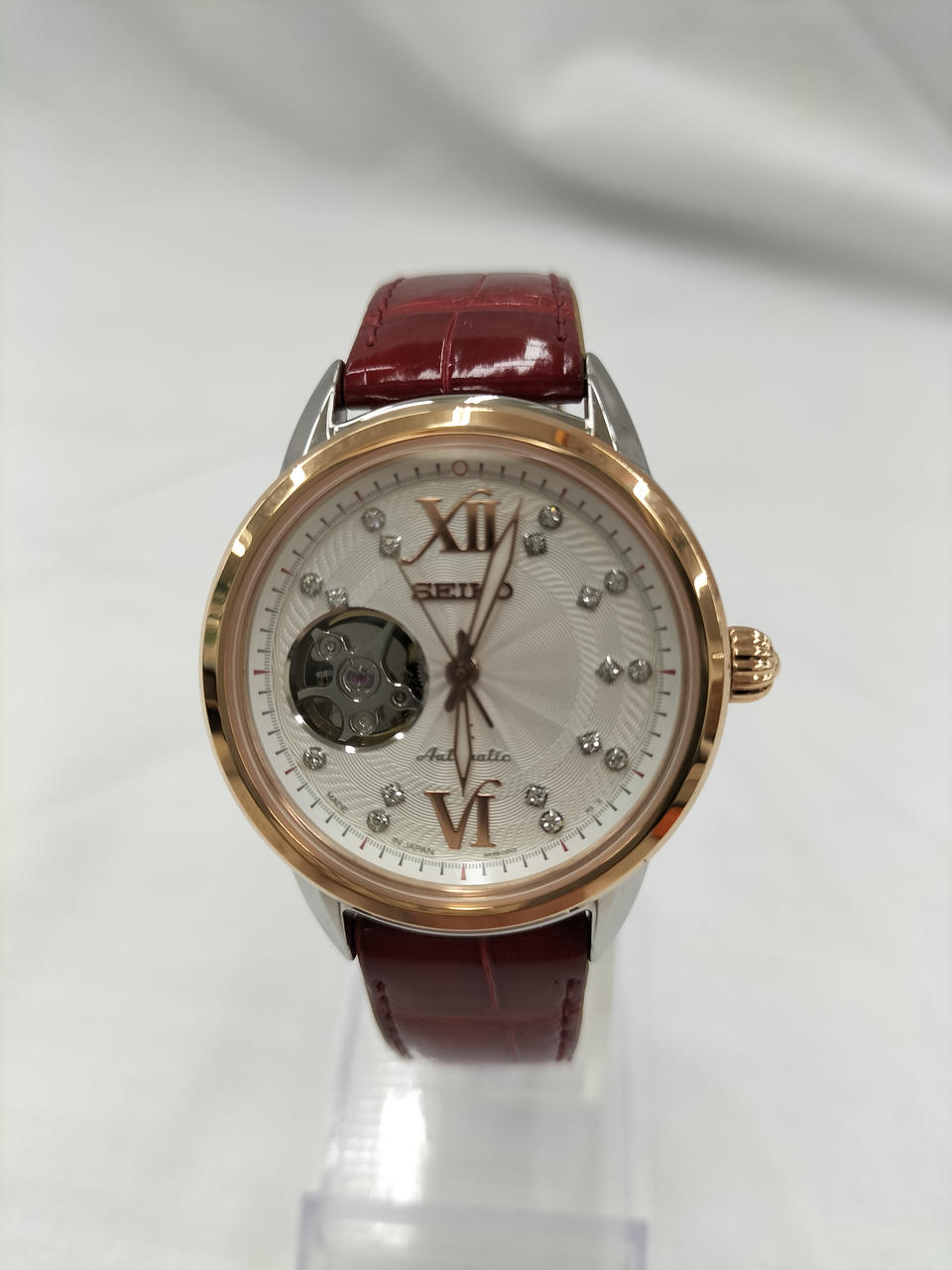 動きが楽しめる自動巻。ベルト調節可能です