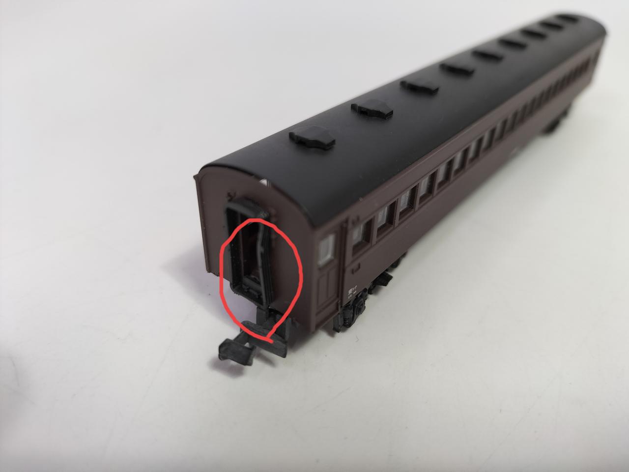 丸で囲った部分が折れています