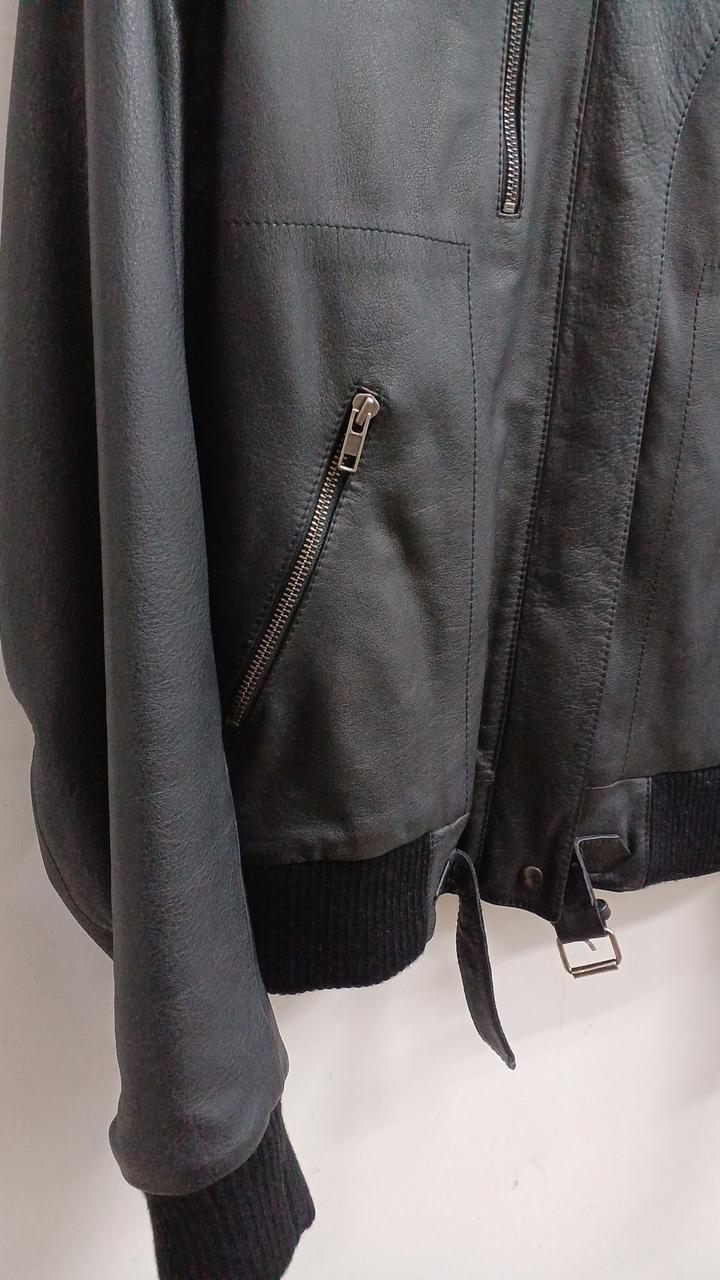 初期モデルのステッチあり。