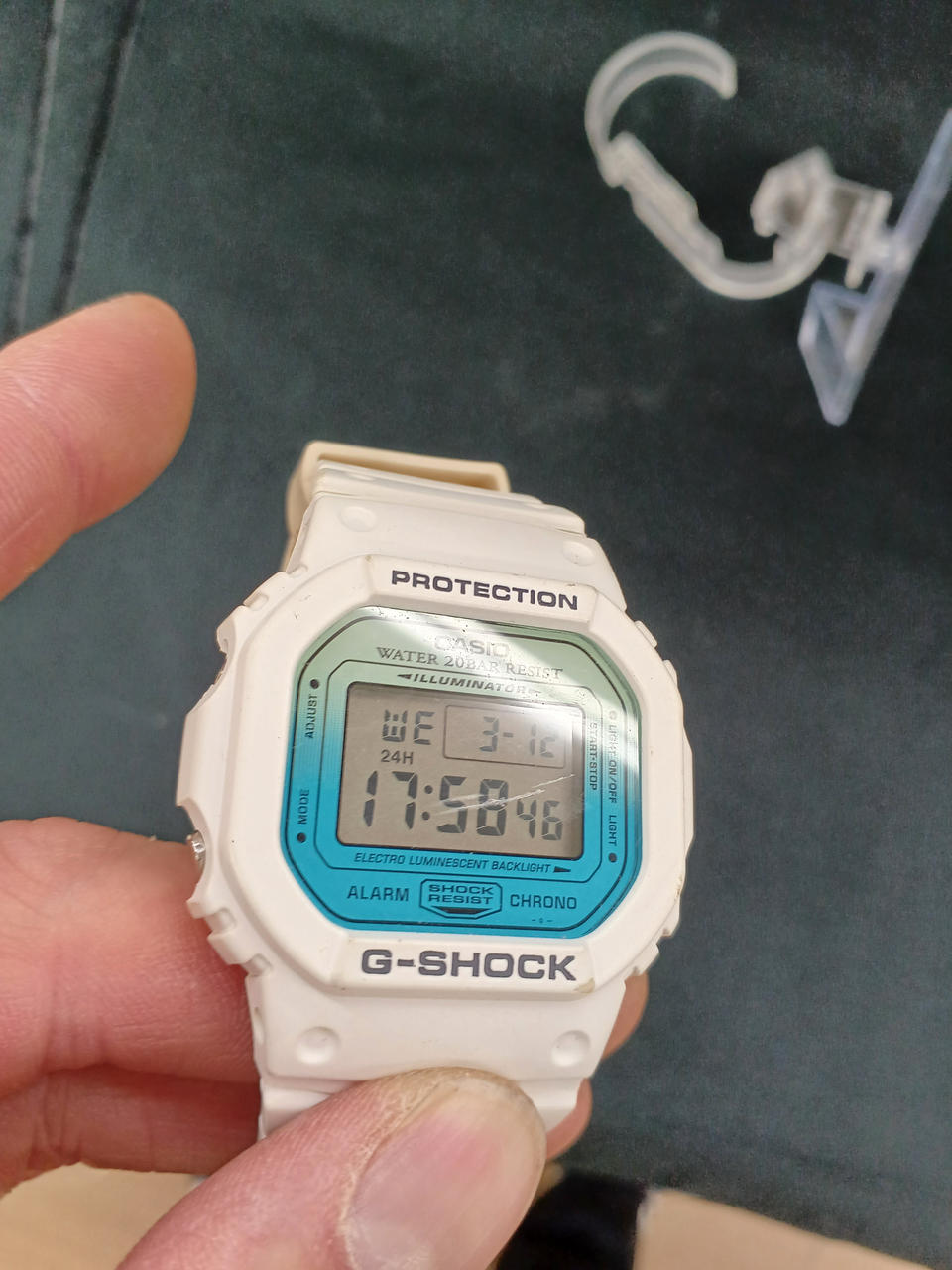 わかりにくいですが、画面にキズあり