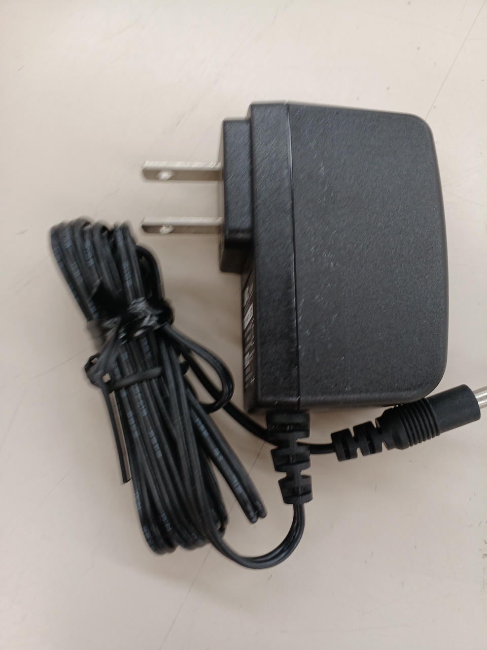 付属は充電用アダプターのみです