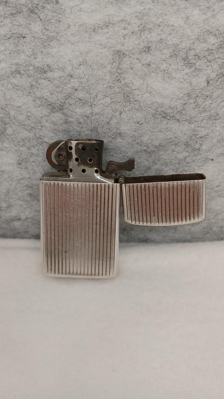 ヒンジが緩いです