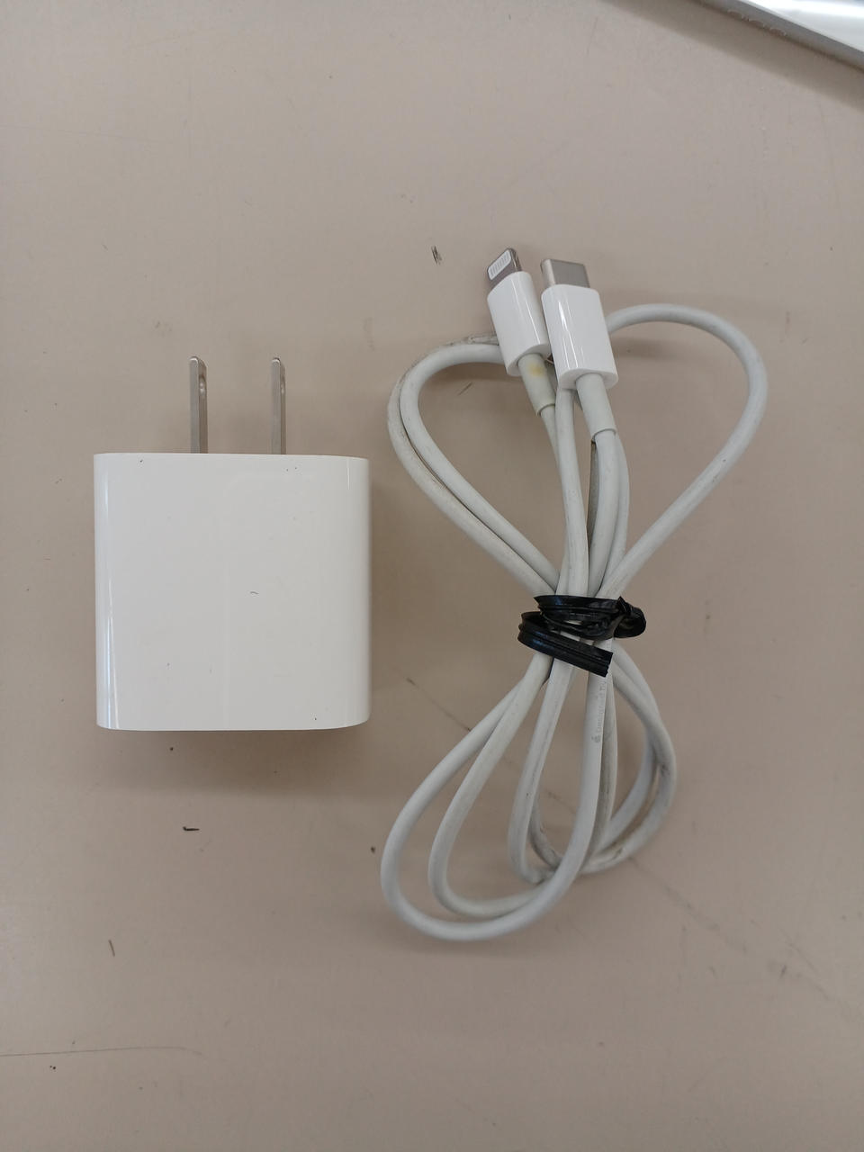 USB ケーブルに汚れがあります
