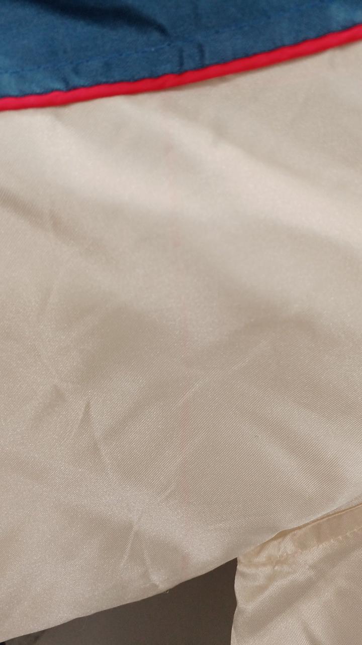 赤い線あり。