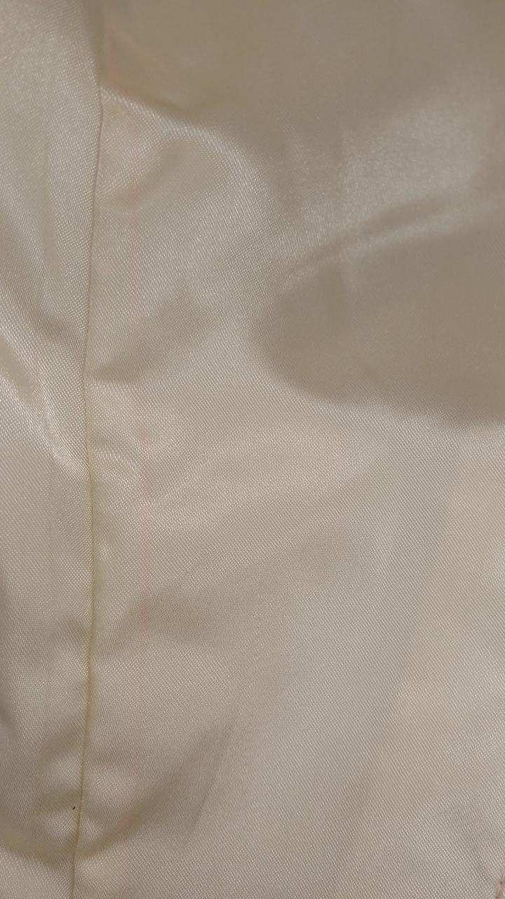 赤い線あり。