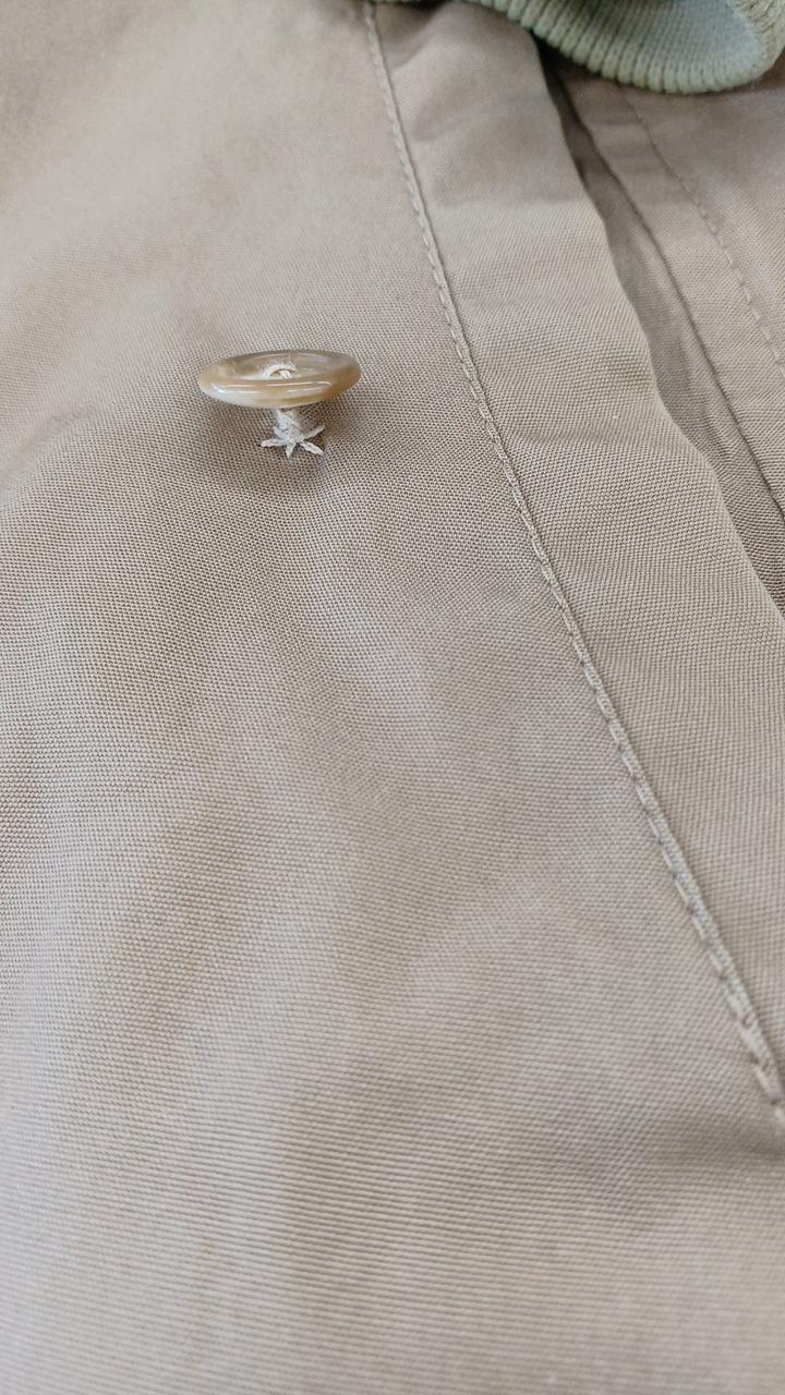 ボタン付け替え修復あり。