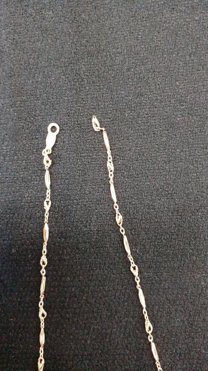 ホック部分切れてます。