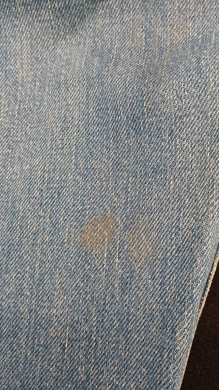 後ろ左太もも部分黄色いしみあり。