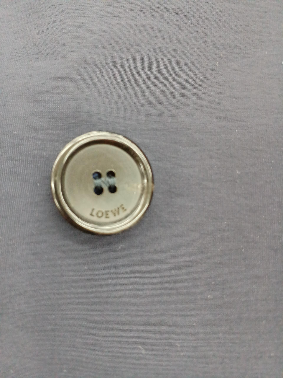 ボタンのデザイン(左袖は１つ異なります)