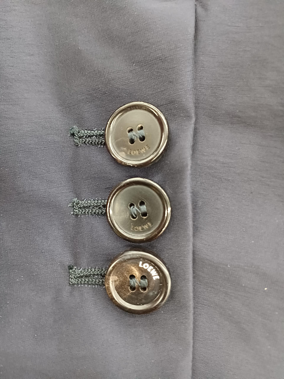 左袖ボタンは１つだけ白でLOEWE