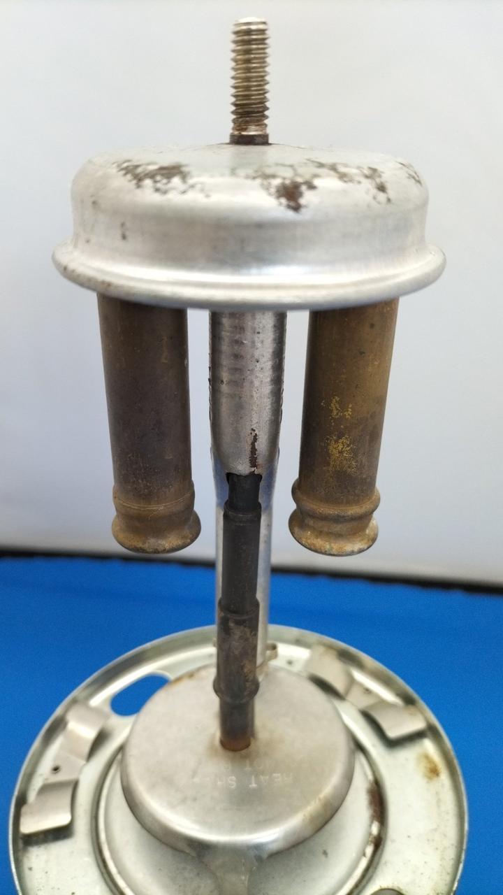 少し右に傾いています。