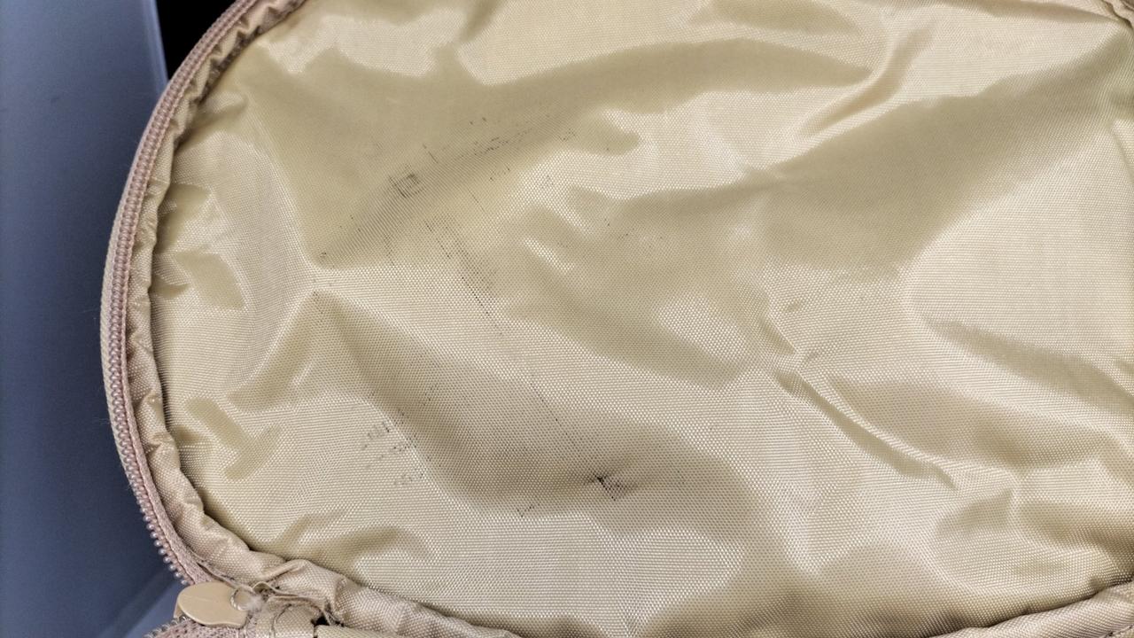 内側蓋部分に汚れがあります。