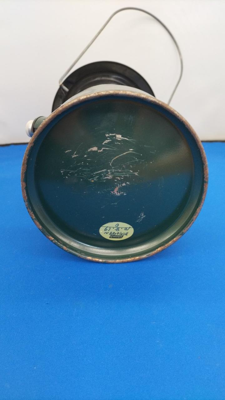 底面に塗装の剥げとサビがあります。