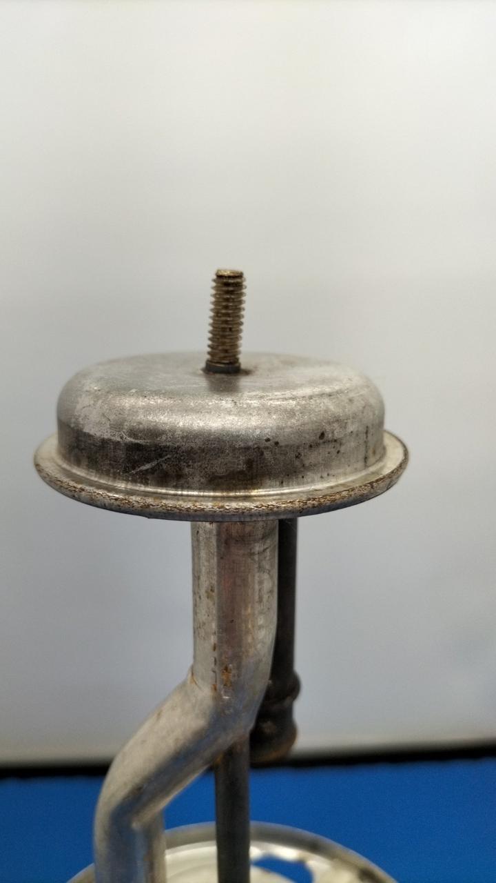 上部のネジが少々歪んでいます。