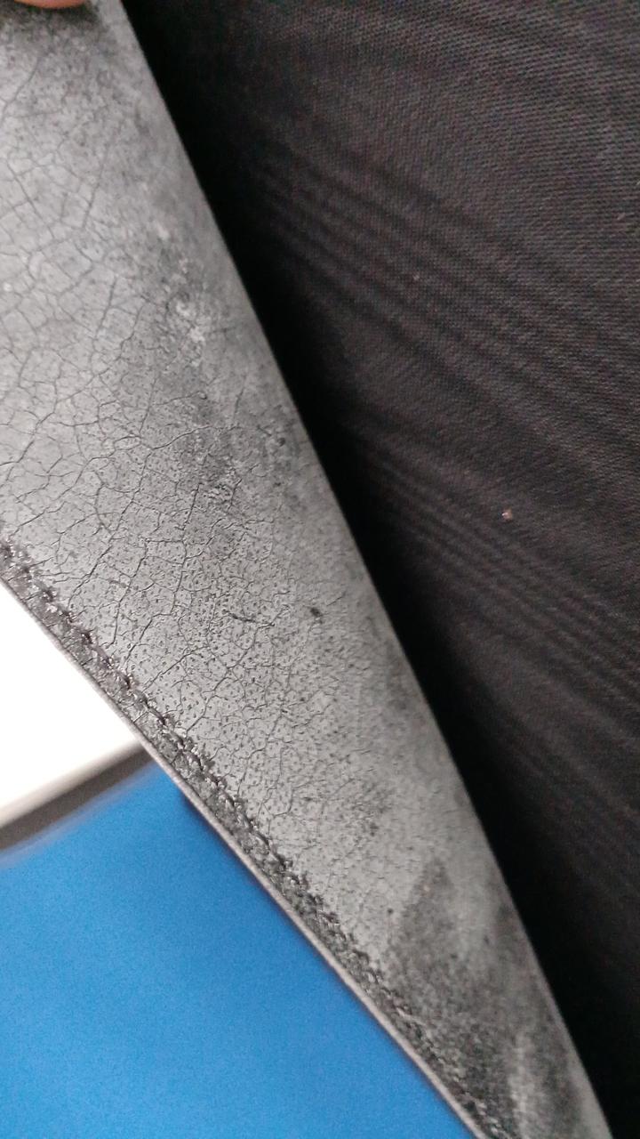 革が劣化しています。