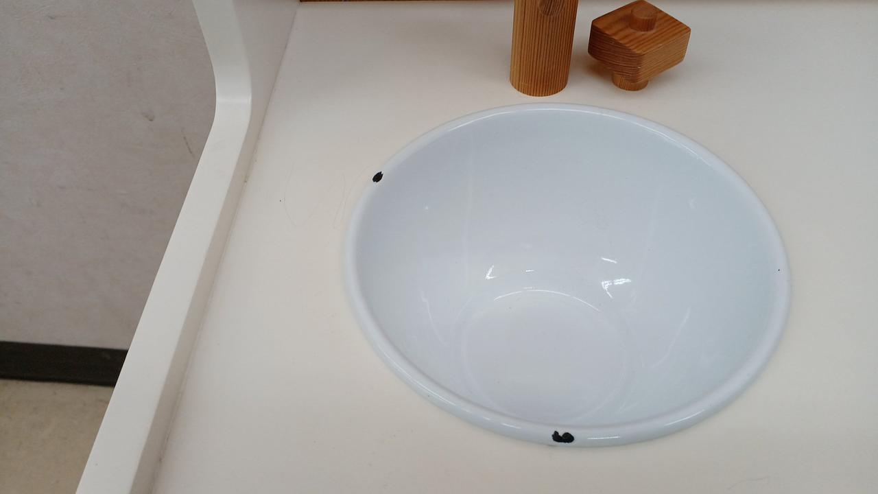 ボウルの縁に塗装のはがれがあります。