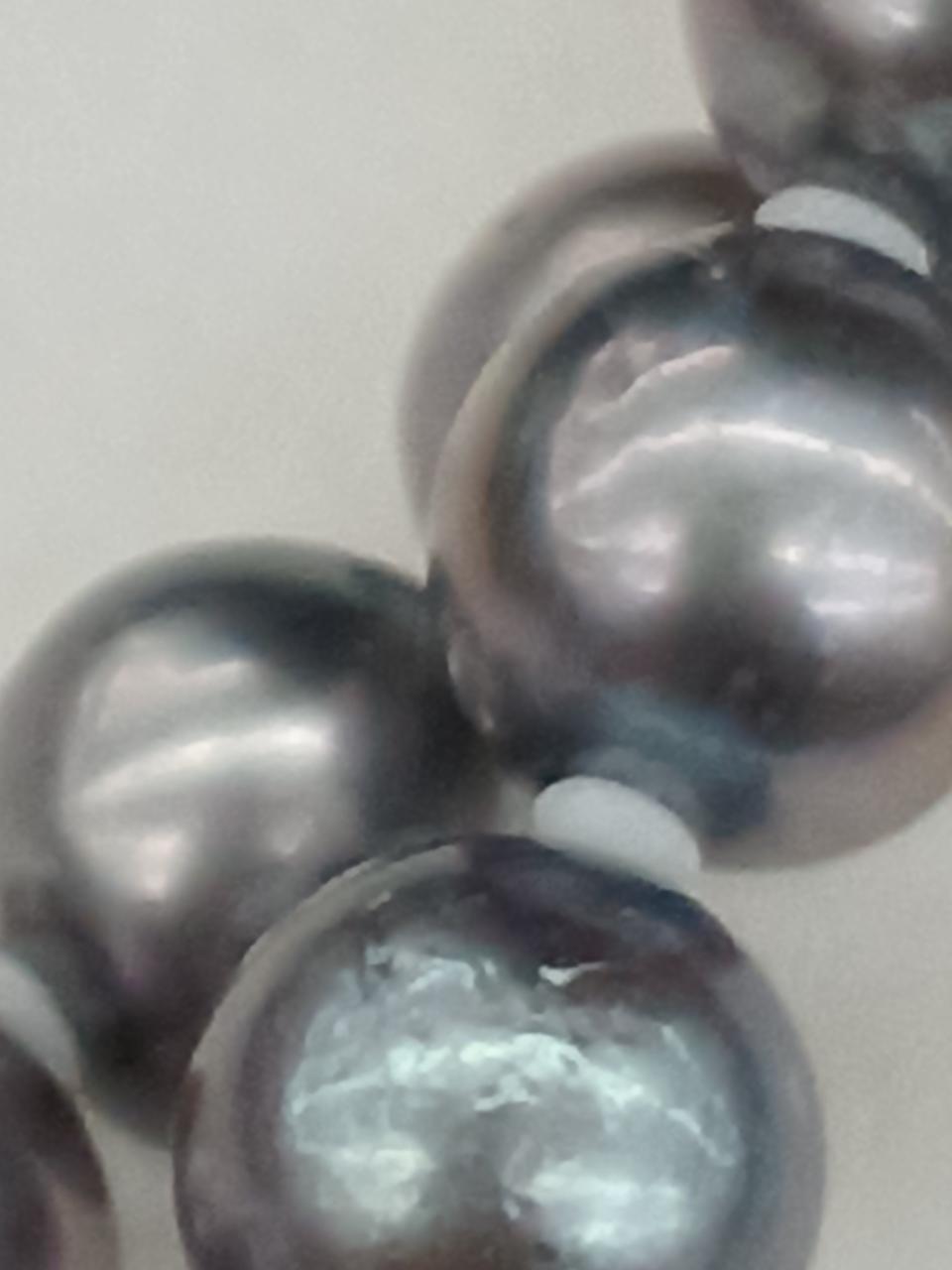 真珠同士の擦れを軽減するシリコン加工。