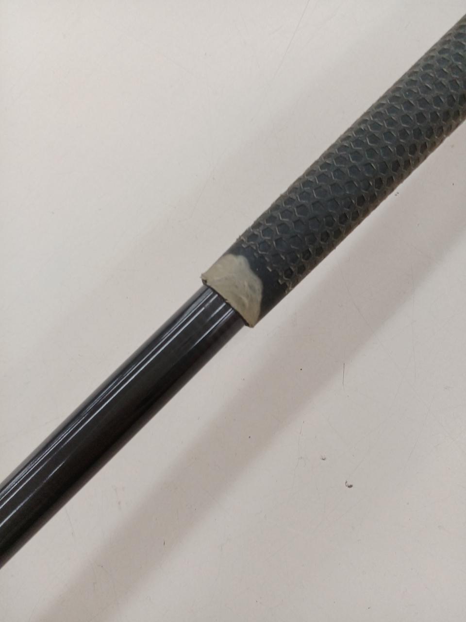 グリップに一部剥がれがあります。