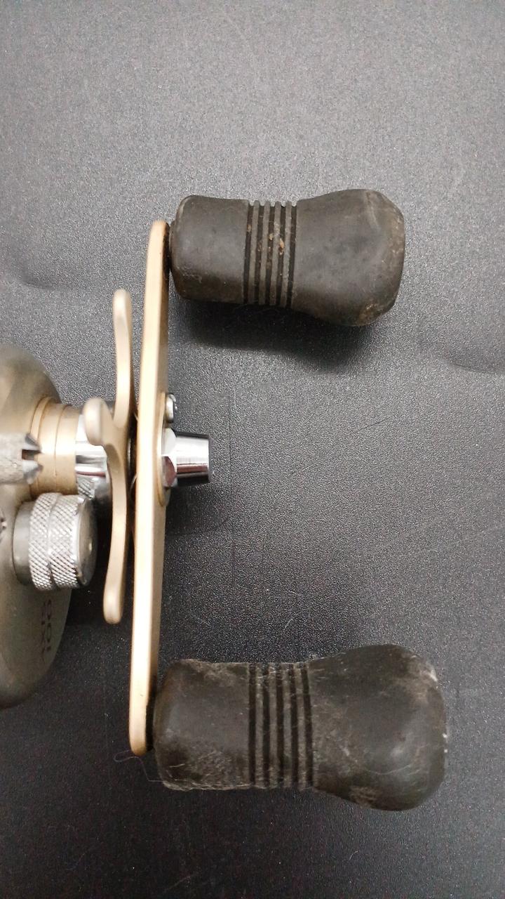 ハンドルノブに汚れとベタつきがあります。