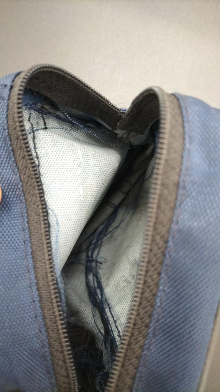 収納ポーチの内側にほつれがあります。