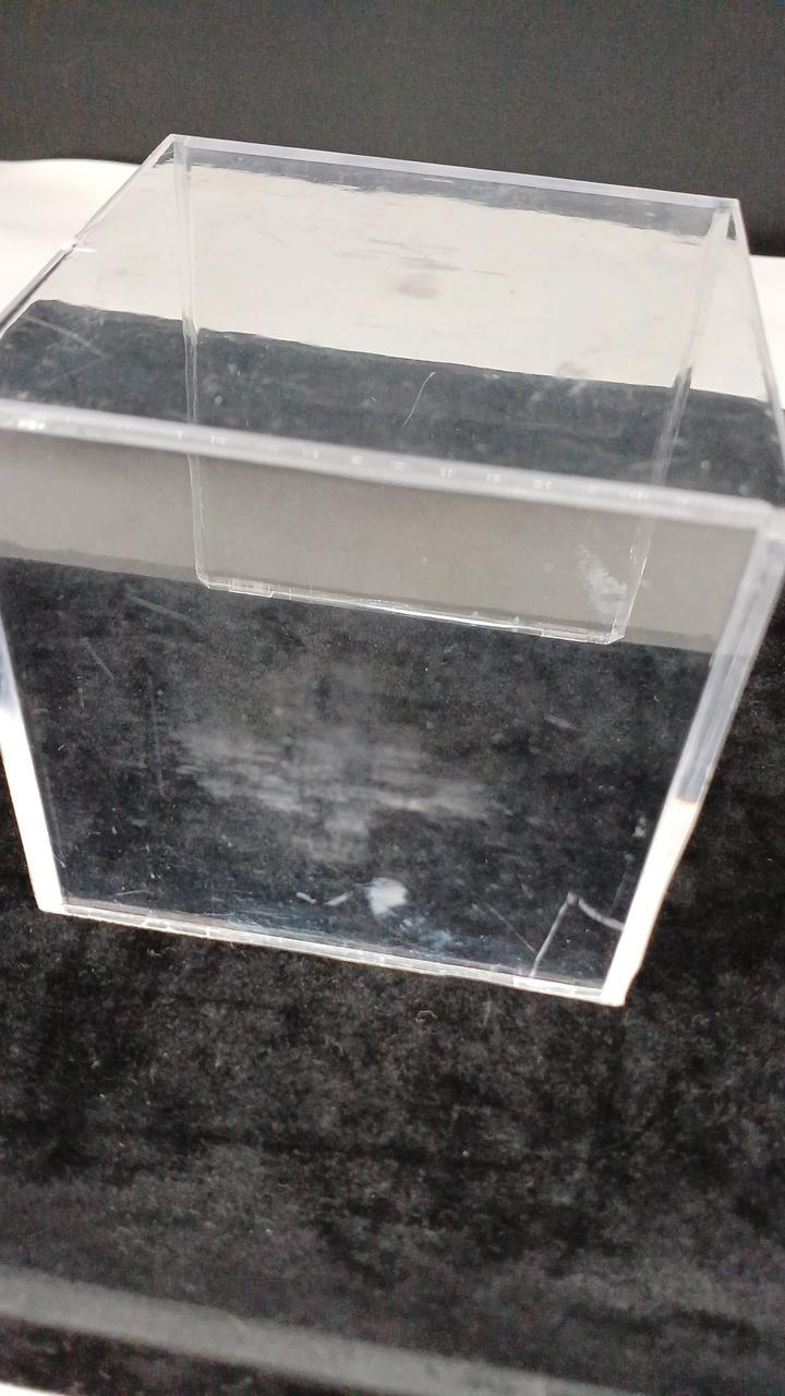 ケースは全体的に擦れや汚れがあります。