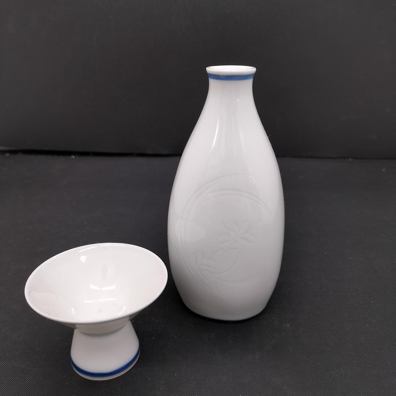 徳利　高さ約11.5cm
口径5.2cm