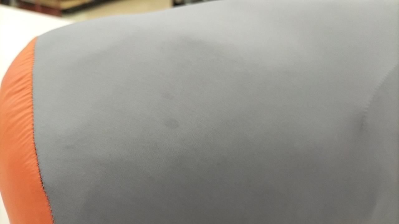 収納袋にシミがあります。