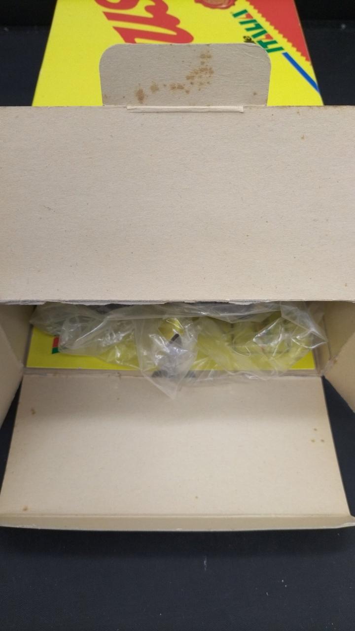 箱にシミや汚れが見られます。