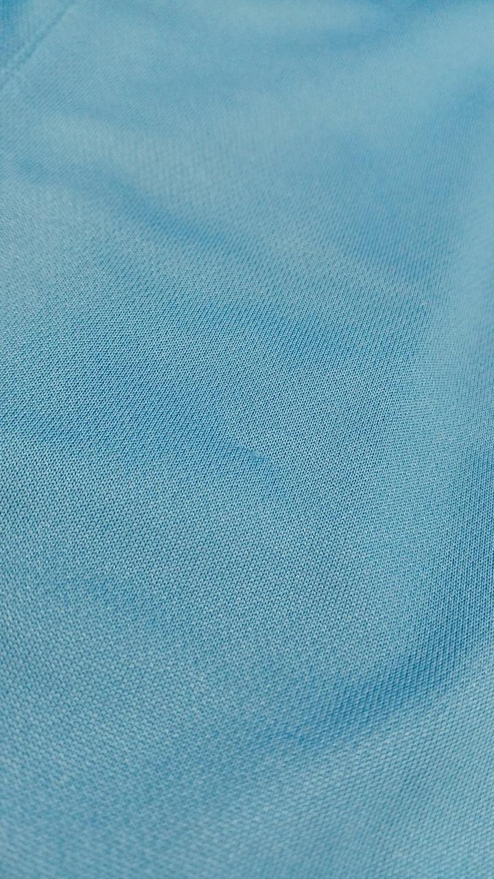 小さなほつれがあります。