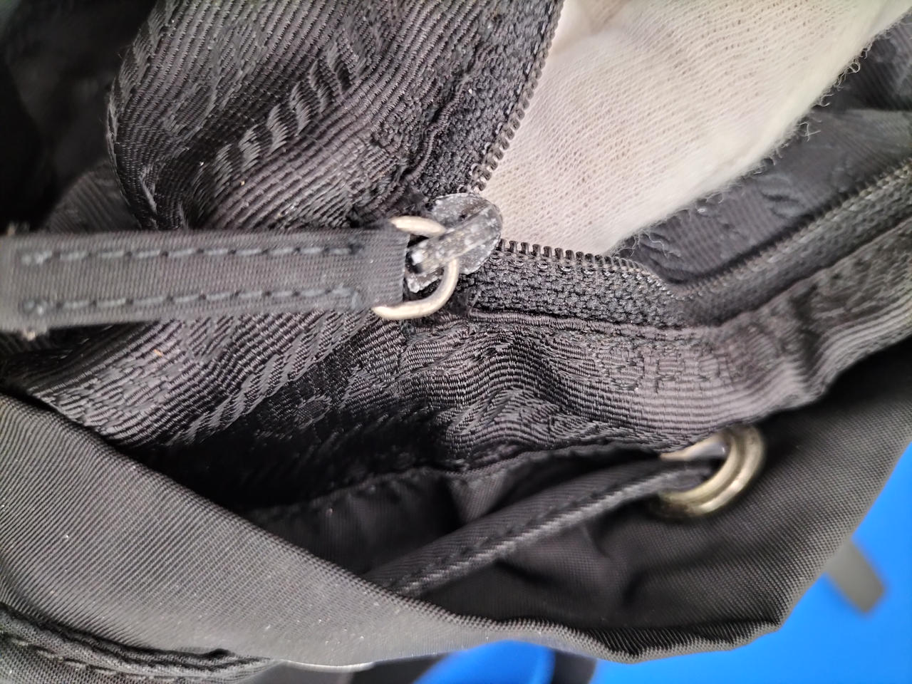 チャック部変色あり