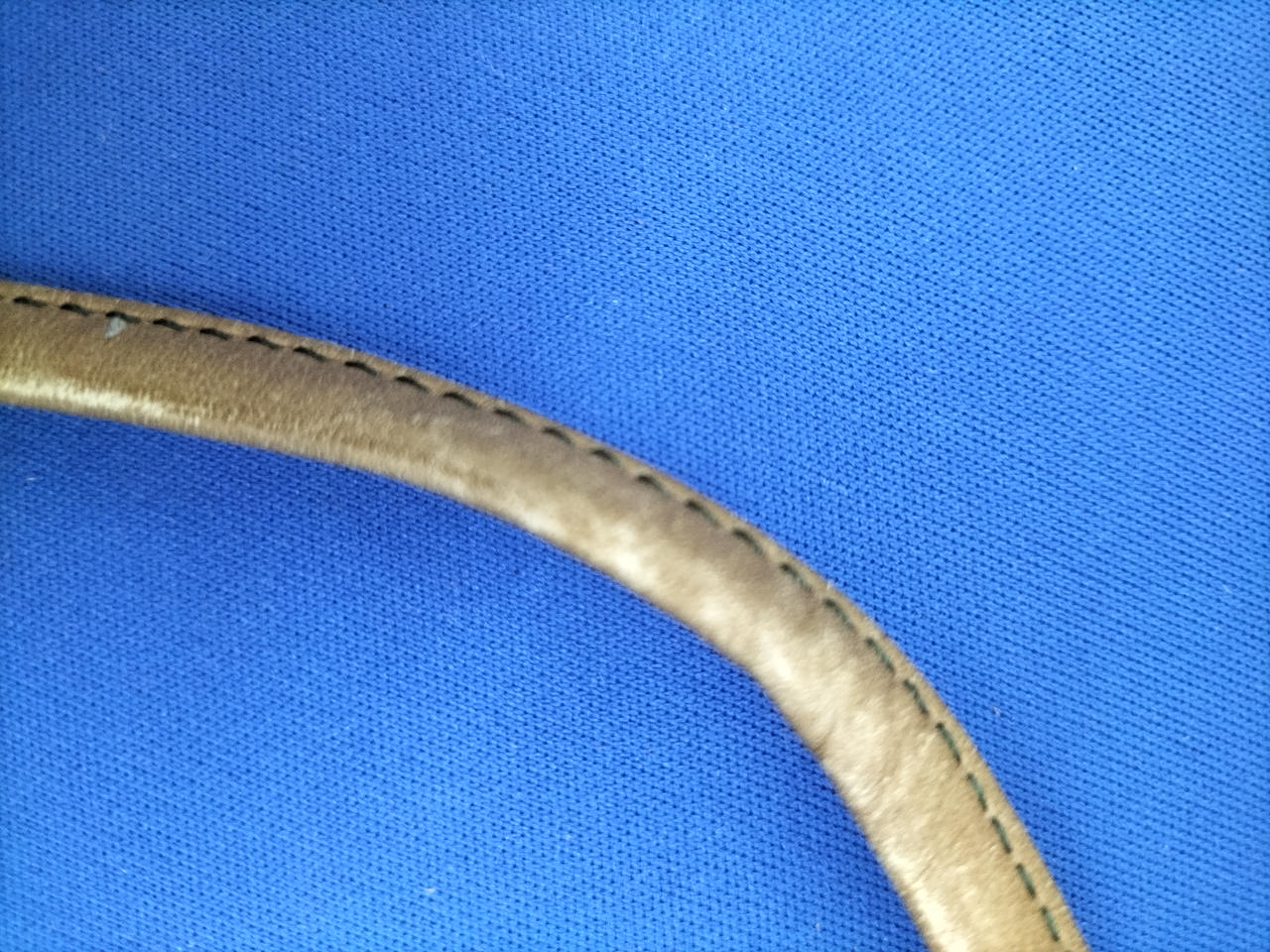 ショルダー部変色キズあり