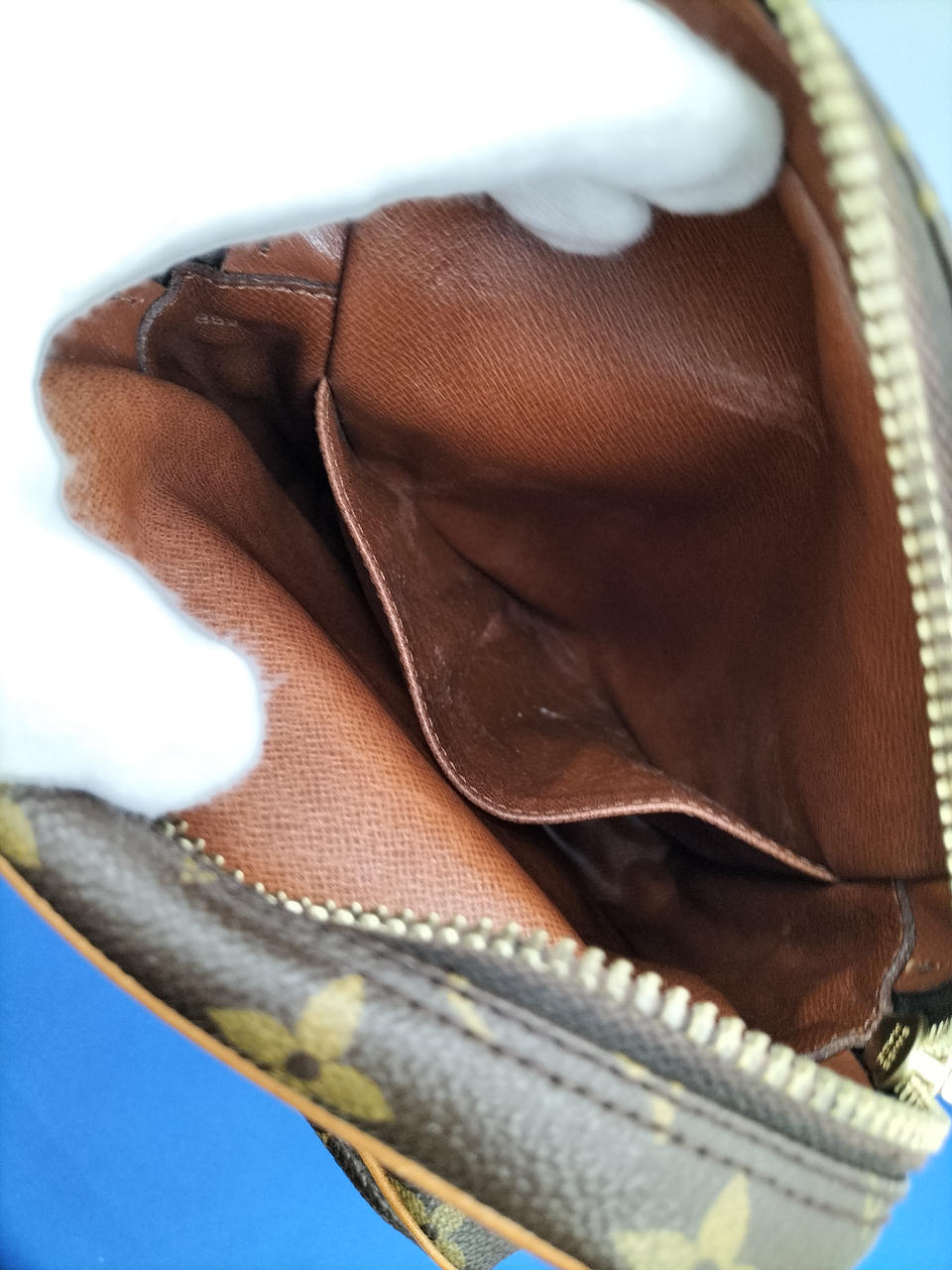 ポケット部劣化ベタつきあり