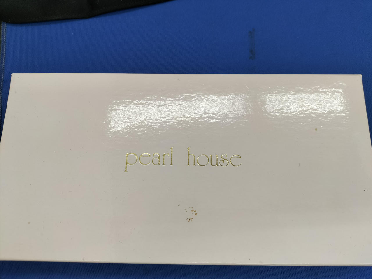 お箱の少々汚れあります。