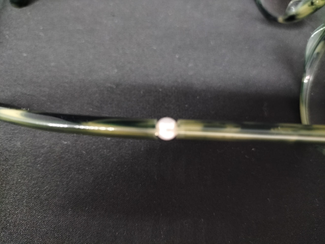 フレームに埋め込まれた一粒パールが素敵