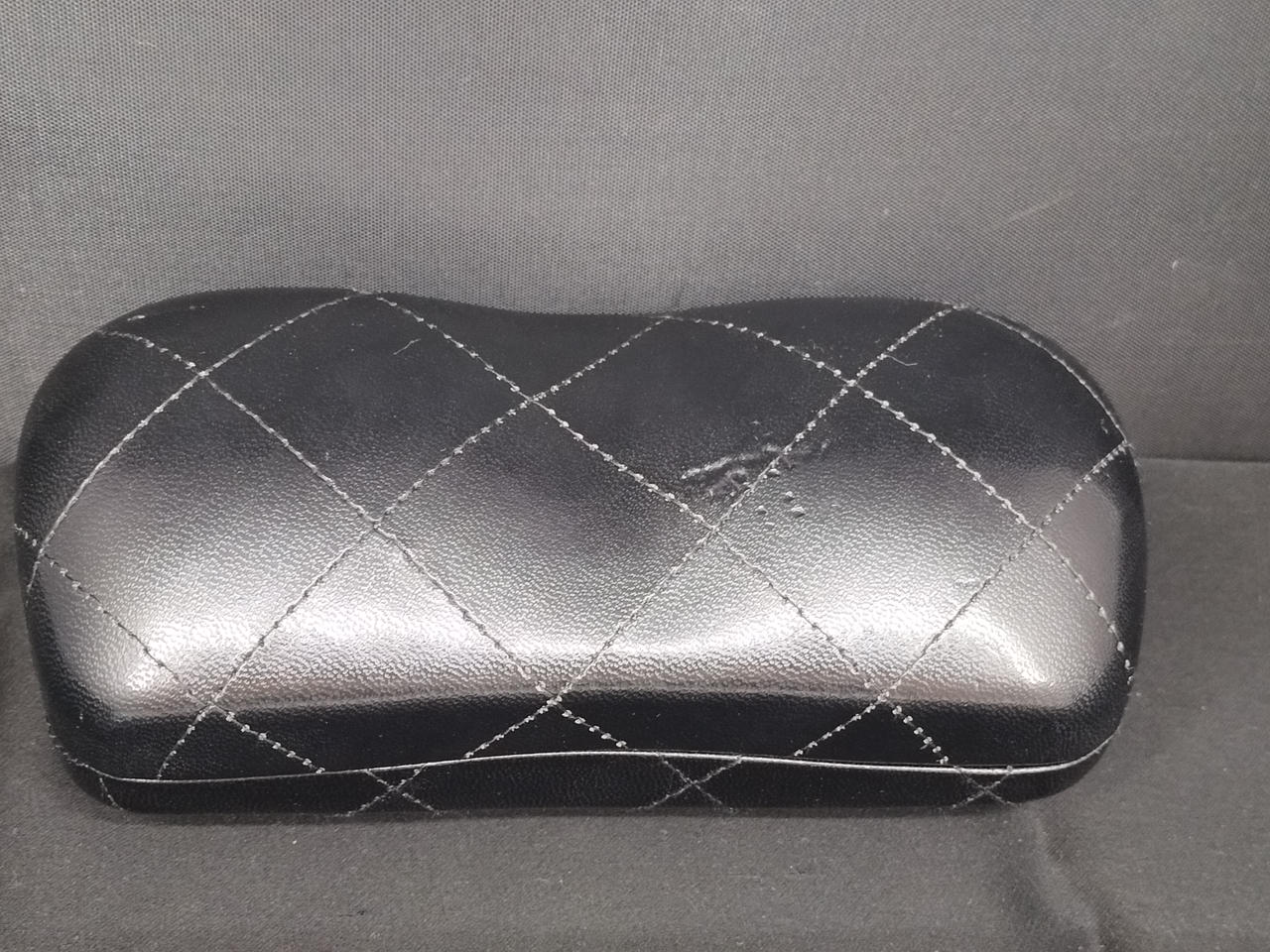 ケースの裏に傷があります。