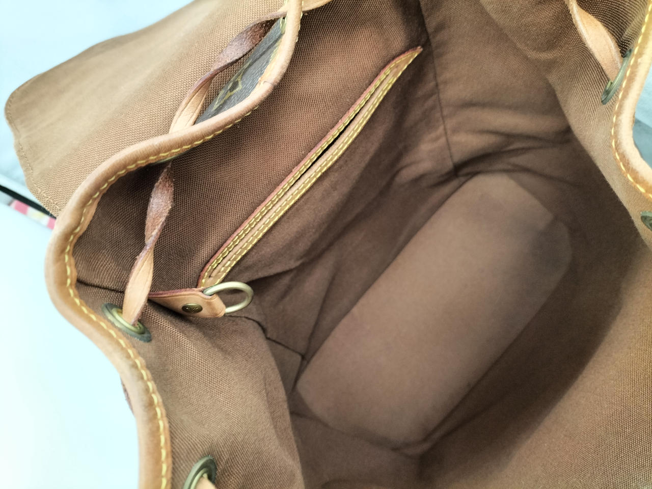 内側保管による匂い少々あり