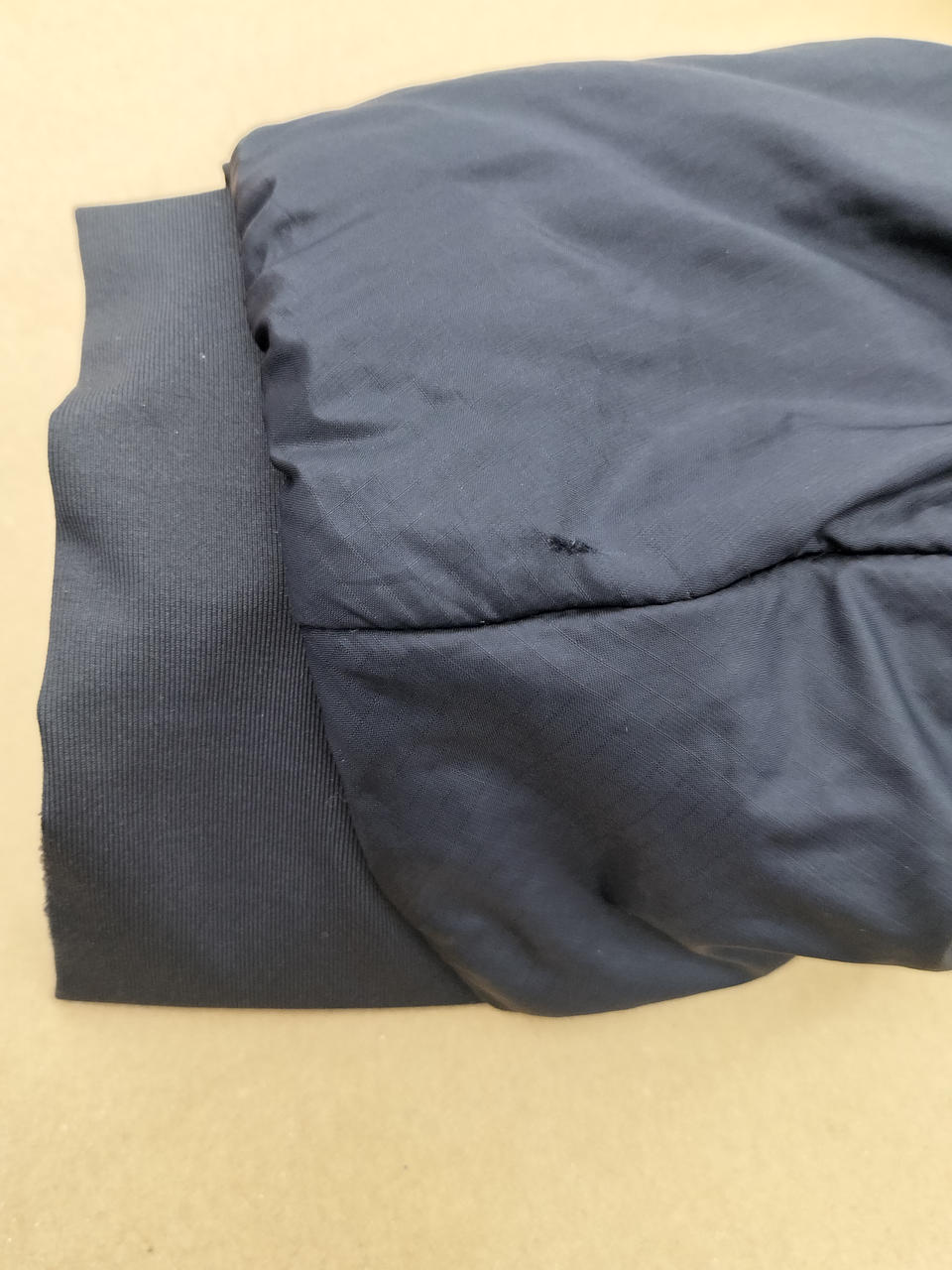 右袖の裏地　5mm程度の穴